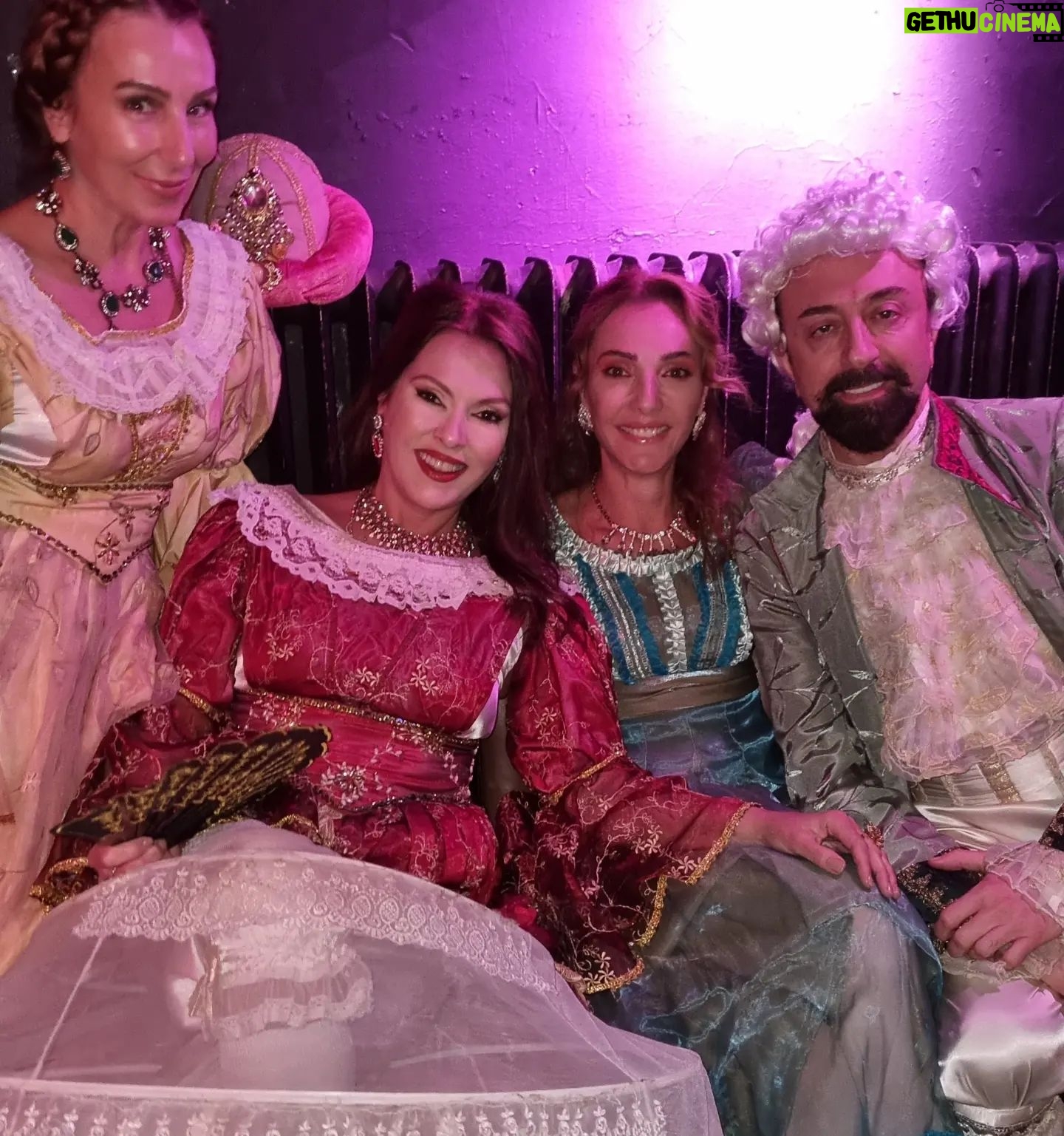 Aydan Şener Instagram - Kibarlık budalası..🧿🌺@kedisahne @hakanaltinerofficial @damlacercisoglukaptan @burcinbildikofficial @buyukpinaremre @reyhanaydinsel @isikselin @kahramansivri @msadioz ❤️