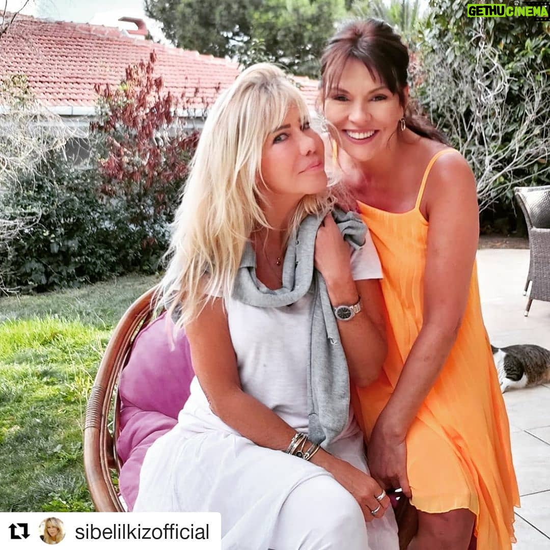 Aydan Şener Instagram - #Repost @sibelilkizofficial (@get_repost) ・・・ @aydannsener #friendship Benim güzel arkadaşımla #love #fridaymood