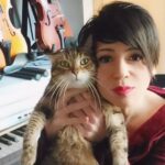 Aydilge Instagram - Kedim Miko, yeni single'ım Keskin Bıçak 'ı dinlerken efkarlanıyor.... #aydilge #keskinbıçak #kedi #cats