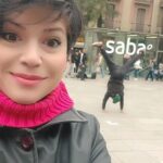 Aydilge Instagram - Dün #barcelona 'dan kalanlar... Bugün ise her bir oyumuzun ülkemize güzellikler getirmesi dileğiyle hepimize hayırlı olsun...Bizim de sokaklarımız hep böyle neşe, dans, sanatla ve huzurla dolsun🥰😇 #aydilge