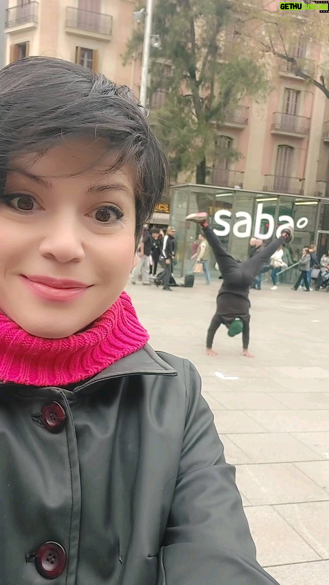 Aydilge Instagram - Dün #barcelona 'dan kalanlar... Bugün ise her bir oyumuzun ülkemize güzellikler getirmesi dileğiyle hepimize hayırlı olsun...Bizim de sokaklarımız hep böyle neşe, dans, sanatla ve huzurla dolsun🥰😇 #aydilge