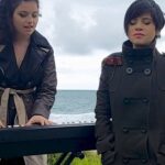 Aydilge Instagram – Sevda baştan gitmiyor sarılıp yatmayınca ….

Canım Hande ile….

#aydilge #akustik