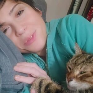 Aydilge Instagram - Kedi öldüren insanlar ve insan iyileştiren kediler.... Eros 'un zalimce öldürülüşü nedeniyle,  birkaç hafta önce çektiğim bu videoyu sizinle tekrar paylaşmak istedim.... 

#aydilge