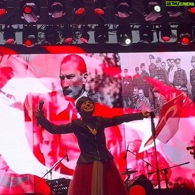 Aydilge Instagram - Dün gece benim için öyle anlamlıydı ki... Hem bayramımızı kutladık hem de ameliyattan sonra ilk konserimi gerçekleştirdim. Şifa oldunuz bana. Bundan sonra da coşmaya ve dans etmeye devam tabi ki... Daha coook konserler yapacağız. Öncelikle sizlere ve konser boyu yanımdan ayrılmayan canım doktorum @drsafagursoy 'a çok teşekkürler ediyorum 😇🥰 Canımsınız #aydilge Teşekkürler @cekmekoybelediyesi , @orhanncerkez başkanımız ve emeği geçen tüm organizasyona....