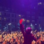 Aydilge Instagram - Dün gece benimle beraber 2023'e giren tüm Tema İstanbullular ve tüm canım dinleyicilerim.... İyi seneler hepinize... Hep böyle umutla ve neşeyle sürsün bu sene... Bu arada bir saat kadar önce Miko 'yu kaybettim sandım. Korku dolu iki saat geçirdim. Komşularımız ve apartman görevlilerimiz sağolsunlar hep beraber Miko 'yu aradık. Ağlamaktan gözüm şişti. Ama beyefendi zaten evdeymis. 2 saat kadar gradrobun içinde fosur fosur uyumuş!🤭 Bizim ilk günümüz böyle geçti ama neyse ki yanımızda şimdi ve tabi ki yine göbeğini açmış uyuyor🤩🤩