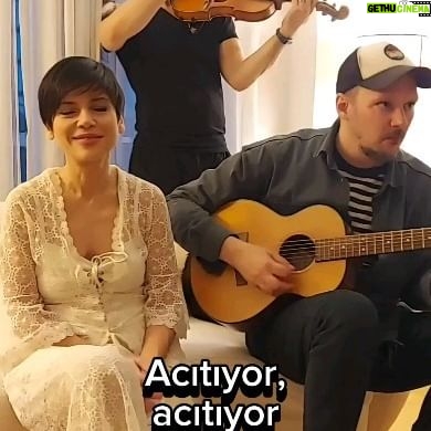 Aydilge Instagram - Canı acıyanlar için çaldık bu gece.... Sevgili @cemsarioglu ziyaretime geldi. Hasta ziyareti kısa olur dedi ama çalmadan duramadık. Umarım size de iyi gelir... .Bilmeyenler için şarkımın ismi Akşam Çöktü Kalbime (Acıtıyor acıtıyor) #aydilge