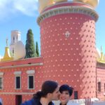 Aydilge Instagram - Barcelona'da size harika besteler yapıyorum. Gezdiğimiz her yer müzik gibi... Ama yine de ülkem canım ülkem 💝 🥰🥰 Tabi ki oy kullanmaya döneceğiz. Sonra da muhteşem konserlerde buluşacağız 😇🥰 #aydilge 1,3, 5 ve 6. fotoğraf Salvador Dali Müzesinden 2 ve 4. fotograf La Sagrada Familia @utkubarisandac