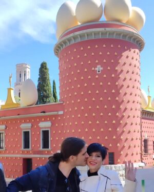 Aydilge Instagram - Barcelona'da size harika besteler yapıyorum. Gezdiğimiz her yer müzik gibi... Ama yine de ülkem canım ülkem 💝 🥰🥰 Tabi ki oy kullanmaya döneceğiz.  Sonra da muhteşem konserlerde buluşacağız 😇🥰 #aydilge

1,3, 5 ve 6. fotoğraf Salvador Dali Müzesinden
2 ve 4. fotograf La Sagrada Familia

 @utkubarisandac