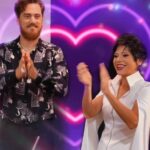 Aydilge Instagram – Şok şok şok😋 Aydilge ve Evrencan sahte öpüşler derken kimleri kastetti?  Kime sahte dediler? Magazini alt üst eden ikili…. Şaka şaka ☺️ Sizi kim üzdüyse, kim sizi mış gibi sevdiyse, kim sevmeyi sahip olmak sandıysa,  kim gösteriş uğruna size tepeden bıktıysa, kim kendi çöpünü size atmaya kalktıysa,  kim çamurlu ayaklarıyla mis gibi temizlediginiz kalp yuvanıza bastıysa onu kastettik…. 24 Kasım’da #sahteöpüşler sizlerle #aydilge #evrencangündüz