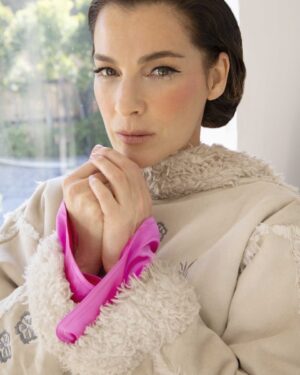 Ayelet Zurer Instagram - Someone I know. 
Picture by #Tonyduran 
M&H  @yanivkatzav
