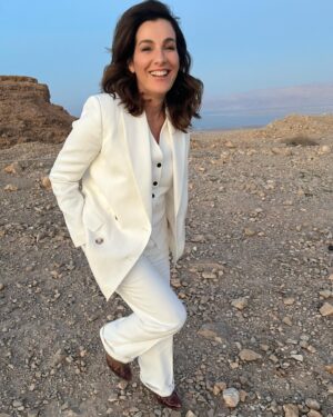 Ayelet Zurer Instagram - שנצא מחושך לאור, מיצר ליצירה 
שנזכה לנס חירות אמיתי פנימי , שנראה אחד את השניה ללא שיפוטיות, בקבלה, ושנוציא לפועל במעשה -קבלה.🦋
אתגר  של שנה לא פשוטה.
Happy Passover to those who celebrate. 🐝

 #Happy_Passover 
#spring #pass-over #white #inspiration #hope 
@meitalbruner 
@sberlo_einat 
@tehila_soffer 
מדבר # white_suite #desert #deadsea