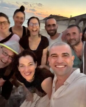 Ayelet Zurer Instagram - במהלך צילומי חולי אהבה היו לא מעט ימים בהם נותרו דקות לשוט או לסצינה קצרה. צילמנו סצינה של סוף סיפור ביום השני לצילומים וסצינה של התחלה ביום האחרון, קולנוע..זו החיה. וכל הזמן הזה את לא יודעת אם זה עובד, איך יתחבר ואיזה קהל תפגוש היצירה כשהיא תצא לאוויר. הרוח מתחת לכנפי המרכבה הזו היתה אהבה. אהבה נשמתית. אהבה של אמון, של תמיכה, של שיחות חשופות ושל מילים טובות. של סליחה של כבוד הדדי. של אהבה עמוקה לכל מה שאנושי. האהבה הזו מהדהדת החוצה אליכם צופים וצופות וחוזרת אלינו כמו מראה. תודה על התזכורת שמה שאתה נותן חוזר חזרה, שהחיים קצרים ושאהבה היא כל מה שבאנו איתו ונמשיך איתו הלאה.
@amostamam ❤️ @tali_g7 @_trust_sharonmaymon @nooltagar @shirleiba @rudnitsky.lev @zoharstrauss @noa_kol_noa @jonasoffweiss #חוליאהבה 
@keshet12