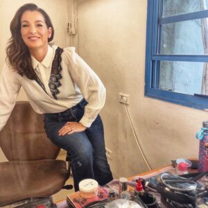 Ayelet Zurer Instagram - מחר, שישי אצל היפות והאמיצות, @ilanitlevi_sade @galitgutman @keshet12  נדבר על כפר נהר הירדן שמאפשר לילדים עם מחלות מסכנות חיים לצאת לחופש חינמי ללא תמורה בנתינה ענקית!  בחברת צוות מתנדבים קסום ובמחיצת רופאים ואחיות מתנדבים. נחגוג את עשר שנות קיומו של הכפר ביום ראשון ה15 בהאנגר תל אביב עם עילי בוטנר וילדי החוץ וגלי עטרי. יהיה כיף . כל הרווחים הולכים לכפר. @jordan_river_village 
🌺🌸🌼
החולצה של @simioni__boutique
