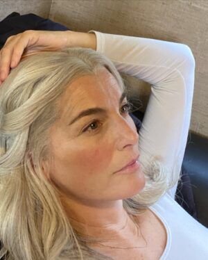 Ayelet Zurer Instagram - #MOONHAVEN  episode 4 is waiting for you!!! So excited for you to discover the nature of Maite choice. 
This is how it all started. With the wonderful #Dee_corcoran digging for the right hair shape and color for #maiitee
@amcplus 
#sci-fi #drama #history #humannature #moon