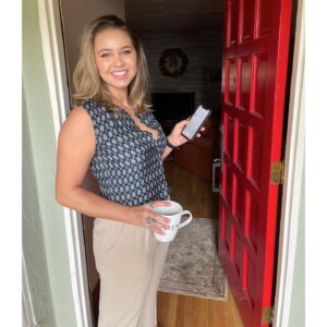 Ayla Kell Instagram - What do you invest into? Yourself? The future? Your business? 

…Crypto? 📲👩🏼‍💻

I partnered up with @KRAKENFX to learn more about #cryptocurrencies and boy did they deliver. I knew what “digital cash” was and heard things like decentralization, but my grasp on it still eluded me. Honestly, I didn’t realize how many different types of cryptocurrency there were till I got on #KrakenAPP and saw 50 different choices. (Can anyone tell me about SAND?) To be clear, this is not investment advice…which is why I didn’t say specifically what I have in my portfolio #ad. That being said: What do you invest into?