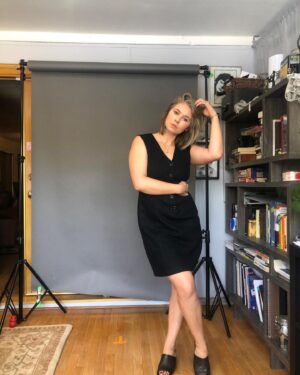 Ayla Kell Instagram - My full body slate also includes a home tour 😅

These are all the reject photos so let’s call this carousel “what is my body doing tho”