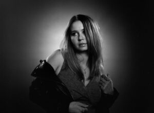 Ayla Kell Instagram - This shoot 🖤

📸: @calub_harris 

Caleb BEYOND crushed this. I’ve only worked with him on film sets, so to work with him like this was a TREAT. @jackthomasphotography also made the day joyous. 

Who wants a BTS-> photos reel? Because you are getting one tomorrow 😁