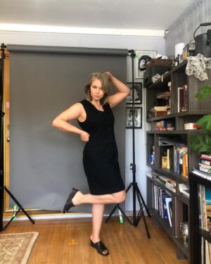 Ayla Kell Instagram - My full body slate also includes a home tour 😅

These are all the reject photos so let’s call this carousel “what is my body doing tho”