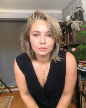 Ayla Kell Instagram - My full body slate also includes a home tour 😅

These are all the reject photos so let’s call this carousel “what is my body doing tho”