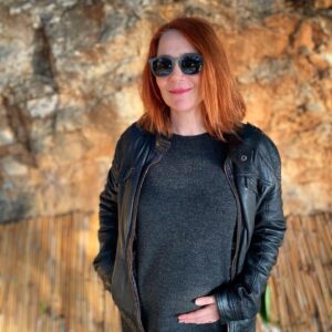 Aylin Aslım Instagram - #Repost @aylininhikayesi with @make_repost
・・・
Bugünkü Milliyet Pazar’da @ulukayaceyda ile rock’n roll’dan anneliğe geçiş yolculuğumu ve tabii ki yolculuğumun açık güncesi @aylininhikayesi ‘ni de konuştuk. 💫Link bio’da. 📸: Eren Keçecioğlu @lustrog