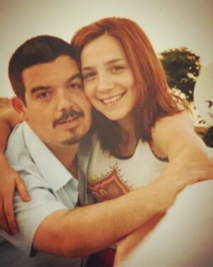 Aylin Aslım Instagram - N’olurdu hep beraber yaşlansaydık? Güle güle, birbirimize giydire giydire, dalga geçerken küfürleri sallaya sallaya yaşlansaydık. Hep öyle olacağını sanırdık ya, “Sonunda yaşlanıp mecburen bana kalacaksın” …
İyi ki doğdun Tolga’m. Seni seven herkesin kalbinde yokluğun varlığın kadar büyük. 
💔 #tolgaakyıldız