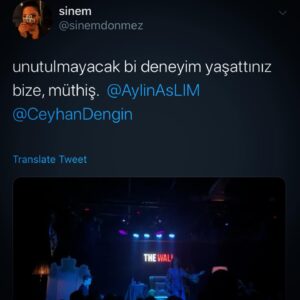 Aylin Aslım Instagram - Bir yol var önümde. Onu seçersem aynı kişi olmayacağım sanki artık. Ormana doğru gitmem lazım, ama oraya giden tek kapı mavi kadifelerle kaplı bir odadan geçiyormuş. O odada her ne olursa, o kapı ona göre bir yere açılıyormuş, bana orman çıkmış. Hep istediğim gibi. Yalnız değilim o odada; sadece en sevdiklerim ve şarkılar var. Onlar uğurluyormuş beni ormana. 
14 Aralık 2019 gecesi bana unutulmaz bir gece yaşattınız, orada olanlar ve kalpleriyle orada olanlar; etkisinden günlerce çıkamadım. Çok şey düşündüm. Beni gittikçe mutsuz eden ve kaçtığım birçok şeyin korkusuyla çıktığım o sahneye en sevdiklerimin gözlerine bakarak çıktım; paha biçilemez buna, biçilemez asla. 20 yıl içinde kenara yazdığım hikâyeler diyeceğim şarkılarımın olabilecek en yalın haliyle oradaydım, en sevdiklerimle. “Acaba dinlerler mi, kendi aralarında konuşurlarsa ne yaparım, telefonlara dalıp giderlerse” gibi sonu gelmez soruları susturdunuz- konserin başından sonuna dek. Hiç unutamayacağım kadar güzel bir seyirciydiniz. Sayenizde #maviodaşarkıları nı devam ettirecek istek ve güce sahibim şu an.  İyi ki varsınız. 💙🕊 Yeni tarihler şimdilik şöyle: 
10 Ocak 2020 Cuma - Sabancı Müzesi İST
17 Ocak 2020 Cuma- 6:45 ANKARA
22 Şubat 2020- The Wall Kadıköy İST
26 Mart 2020 - Babylon İSTANBUL

İlk konserin heyecanıyla teşekkür etmekte geciktiğim, bu aklımdan hiç çıkmayan büyülü fotoyu birkaç yıl önce çeken sevgili @manyetikbant a benim için çok özel bu konser serisinin görsel ilhamı olduğu için kalpten teşekkür ediyorum tekrar. Elbette maharetli elleriyle beni güzelleştiren makyaj için sevgili @fekubra ‘ya ve “hikâyem için tasarlansa bu kadar” uyar elbise için peri kızı @boopalaofficial ‘a da 💙 . Diğer fotolar için ise teşekkürlerim @selinbeskardes , @ilkeraksungar , @caglan_tekil , @sinemdonmez ve @edihim ‘e 🤍🕊