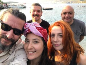 Aylin Aslım Instagram - Bazı günler vardır ya, yirmi yıl geçse yine “ne güzel gündü di mi ya” diye konuşursun hâlâ arkadaşınla. Seninle olduğum günlerin hepsi için söyleyebilirim bunu. Hepsi için.
İyi ki doğmuşsun. İyi ki girmişsin hayatlarımıza. 🖤 #çağlantekil 🤘🏻#nodeathtous #stillcursed