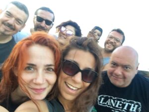 Aylin Aslım Instagram - Bazı günler vardır ya, yirmi yıl geçse yine “ne güzel gündü di mi ya” diye konuşursun hâlâ arkadaşınla. Seninle olduğum günlerin hepsi için söyleyebilirim bunu. Hepsi için.
İyi ki doğmuşsun. İyi ki girmişsin hayatlarımıza. 🖤 #çağlantekil 🤘🏻#nodeathtous #stillcursed