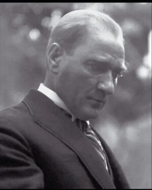 Aylin Aslım Instagram - Sevgi, saygı ve özlemle 🖤 
#10kasım #mustafakemalatatürk