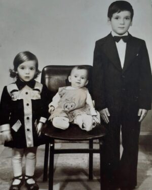 Aylin Aslım Instagram - Geceden heyecan basardı, uyuyamazdık. Sabahın köründe aylar öncesinden seçilmiş #23nisan kıyafetlerimizi giyip okula koşardık. Sonrasında saatlerce yürüyüş, tören alanında ayakta bekleyiş ve dönüş. Pestilimiz çıksa da neşemiz bozulmazdı. İlla ki yağan yağmura bir tek o güne özel zar zor dalgalı yaptığımız pırasa saçlarım bozulacak diye kızardım. Sonra koşarak eve dönüş, çünkü TV’de Halit Kıvanç’ın müthiş sunumuyla Ankara’dan canlı yayınlanan, dünyanın her ülkesinden konuk gelmiş çocukların katıldığı program var. 🌟 “Sevinin küçükler, övünün büyükler”; çocukların sokaklarda biricik bayramlarına sevinebildiği, büyüklerin büyük millet meclisiyle övünebildiği günleri görmek dileğiyle #23nisankutluolsun #23nisanulusalegemenlikveçocukbayramı #tbmm100yaşında