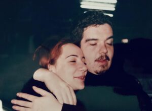 Aylin Aslım Instagram - Erhan’ına, Çağlan’ına kavuştun. Çocukluğumuz, gençliğimiz koptu gitti içimden be oğlum, böyle gidilir mi?