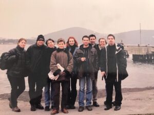 Aylin Aslım Instagram - Seni düşünmediğim gün yok diyebilirim Çağlan’ım. Gidişini ilk günden beri kabul edemediğim için hiç anma yazısı filan yazmadım sana şu geçen bir yılda. Elim gitmedi, kalbim gitmedi. 25 yıldır hayatımdasın, veda edemem ki sana, edemiycem de. Nasıl olduğunu hâlâ anlamadım ama gittin buradan ve biz birbirimize sarılıp ağlayamadık bile be oğlum, ne vedası? Çok düşündüm, ne acelen vardı, kim bilir orada hangi konseri en önden izlemeye gittin koşa koşa sevgili Allah’ın cezası? Tekil geldin, tekil gittin. Bir araya getirdiğin yüzlerce insan da tekil çekti acısını. Öyle kala kaldık. SKANDAL. Çok garip bir durum var yalnız: Senin gidişinle beraber hayatımda manyakça değişimler oldu. Hayatta inanmazsın. Bana da biri dese olacakları, ben de inanmazdım. Yokluğunun sızısı hep yanımdaydı bunlar olurken, hep. Gülüşün bu kadar kulaklarımdayken nasıl yani sen yoksun? Sürekli bir cümle vurup durdu içimde: “Her şey demek bir rüyaymış.” Bir şarkı olmasa aptal bir kelime, oradan sana yıllar içinde taktığım bütün isimlerle her daim benimlesin. Bu 25 yılda gittiğimiz tüm konserlerde, tüm adalarda, tüm plajlarda, tüm barlarda, söylediğimiz tüm şarkılarda ve küçük bir erkek çocuğunda adın hep yaşayacak. Yaktın canım buraları... 🖤 #çağlantekil #nodeathtous #laneth