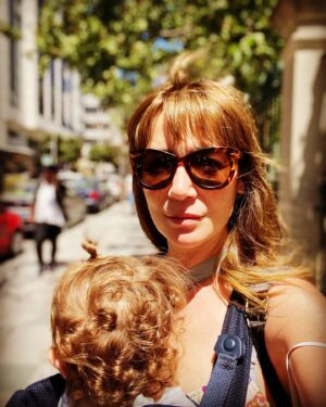 Aylin Aslım Instagram - İstanbul’da son birkaç gün. Çocukluğum, gençliğim, aşklarım, dertlerim, dostlarım, gözyaşlarım, kavgam ve İstanbul. Ömrüm boyunca tek başıma yürüdüğüm sokakların, caddelerin her bir taşını, yokuşunu, çukurunu ve köşesini ezbere bildiğim. Bilmediğim, bir gün hepsini temize çekecek bir orman cininin gelip göğsüme konacağı, o sokakları onunla ilk kez adımlayacağımdı. Yaşamaya cesaret edebiliyorsak, hayatın bilinmezliği sayesindedir.