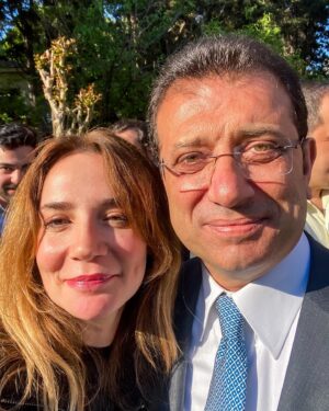Aylin Aslım Instagram - Fan girl moment 💥
Müzik Yorumcuları Birliği -MÜYORBİR- Yönetim Kurulu olarak İBB Başkanımız @ekremimamoglu ile verimli ve heyecan verici bir toplantı yaptık. Sevgili @mabbas_ma ile yıllar sonra  nihayet bir araya gelmek de ayrı değerliydi benim için. Yeni ve harika işler çok olası diyeyim.🌱