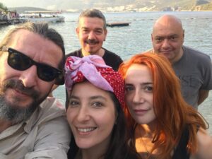 Aylin Aslım Instagram - Seni düşünmediğim gün yok diyebilirim Çağlan’ım. Gidişini ilk günden beri kabul edemediğim için hiç anma yazısı filan yazmadım sana şu geçen bir yılda. Elim gitmedi, kalbim gitmedi. 25 yıldır hayatımdasın, veda edemem ki sana, edemiycem de. Nasıl olduğunu hâlâ anlamadım ama gittin buradan ve biz birbirimize sarılıp ağlayamadık bile be oğlum, ne vedası? Çok düşündüm, ne acelen vardı, kim bilir orada hangi konseri en önden izlemeye gittin koşa koşa sevgili Allah’ın cezası? Tekil geldin, tekil gittin. Bir araya getirdiğin yüzlerce insan da tekil çekti acısını. Öyle kala kaldık. SKANDAL. Çok garip bir durum var yalnız: Senin gidişinle beraber hayatımda manyakça değişimler oldu. Hayatta inanmazsın. Bana da biri dese olacakları, ben de inanmazdım. Yokluğunun sızısı hep yanımdaydı bunlar olurken, hep. Gülüşün bu kadar kulaklarımdayken nasıl yani sen yoksun? Sürekli bir cümle vurup durdu içimde: “Her şey demek bir rüyaymış.” Bir şarkı olmasa aptal bir kelime, oradan sana yıllar içinde taktığım bütün isimlerle her daim benimlesin. Bu 25 yılda gittiğimiz tüm konserlerde, tüm adalarda, tüm plajlarda, tüm barlarda, söylediğimiz tüm şarkılarda ve küçük bir erkek çocuğunda adın hep yaşayacak. Yaktın canım buraları... 🖤 #çağlantekil #nodeathtous #laneth