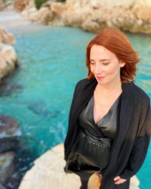 Aylin Aslım Instagram - @aylininhikayesi Hayatın her döneminde bizden beklenenlerle bizim beklentilerimiz çarpışıyor. Bir de ona kendimizden beklentimizi ekleyin. Müzisyen/asi kadın/ uyumsuz kadın/hamile kadın/ bağımsız kadın... Bunların bile hiçbiri, hiçbirimiz için aynı şeyi ifade etmiyor aslında. Mânâ ve beklentiler dünyasında bu çarpışmalardan sadece sağ değil, salim ve sağlıklı çıkmak için gerekli antrenmana geçmişten gelen yeterince yara izi ve savunma tekniğimle -kısmen- hazırlıklıyım neyse ki. Böylesi bir hayat tecrübesi olmadan böyle hassas bir dönemde bir kadının karşılaşabileceği günlük ortalama zırvalık, mahalle baskısı ve hatta belki de mobbingi düşündükçe, “ahh” diyorum, “Tanrı bu ülkede genç, tecrübesiz ve hassas hamile kadınların yardımcısı olsun!” #30.Hafta bitti. @posta.com.tr ‘den Oya Çınar’ın bu döneme dair içten sorularıyla zevkle yaptığım bir röportaj yine profilimdeki linkte. @oyalamaca 
Belki bana katılmayacağınız yerler olacak, olsun. Kızmayın bana; aynı fikirde olmasak da yan yana durabiliriz. 🌿✌🏻 📸: @lustrog 💕