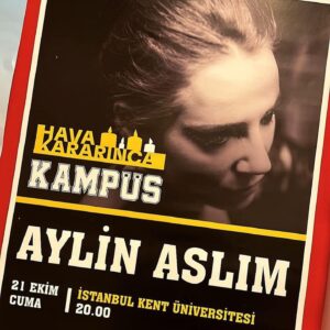 Aylin Aslım Instagram - 3 güne 3 şehir 2 konser sığdırıp son uçakla eve döndüm. 20 yaşımdan beri yaptığım işi yapıp oğluma, yeni hayatıma döndüm. Çok uzun zaman sonraki ilk solo 3 günümdü, oğlum karnımda yaşamaya başladıktan sonraki ilk ayrılığımızdı. Giderken havaalanına adım attığım andan itibaren şunu düşünmeye başladım: İyi ki anne oldum, oğlumu çok seviyorum. Peki anne olmasaydım eksik kalmış, hayatı ıskalamış biri mi olacaktım? Cevabım HAYIR. Daha kız çocuğuyken kulağımıza üflenmeye başlanan “Büyüyünce sen de anne olacaksın” “Her kadın mutlaka anneliği tatmalı” gibi yavaş salınımlı bir zehir var; her kadını içten içe, ince ince güçten düşüren, muhakemesini bulandıran. Zaman geçtikçe benim de dengemi bozdu bu “Senin de bir çocuğun olamadı”larla gelen hayattaki “esas” misyonunu tamamlayamama korkusu. Okuduğum, inandığım, benimsediğim her şey bunun böyle olmadığını söylese de bu duygu yanımda hep bir gölge gibi dolaştı. Yaşamadan anlaşılamayacak bir şeyin eksikliğini kavramak da, bu duygunun doğruluk payını biçmek de imkânsız olduğu için en nihayetinde bu sesi 40’ların başında içten ve dıştan “engelledim” ve rahatladım. Bundan kısa bir süre sonra oğlum gelmek istedi, iyi ki de geldi hayatıma💙 Peki gerçekten her kadın anneliği tatmalı mı? Bir kere annelik tadılacak, tadına bakılacak bir şey değil. Event Horizon gibi bir şey. Öteki tarafa geçtin mi, eski hayatına dönmek diye bir şey yok. Müthiş şeyler başarmış kadınlar tanıyorum, devbombamüthiş işler başarmamış ama hayatını ve dünyasını güzelleştirmiş harika kadınlar da. Çocuksuz hayatı seçmiş, ya da olaylar öyle geliştiği için çocuk yapmamışlar. Onların illa da anne olup böylesi bir değişimle daha mutlu olacaklarından hiç emin değilim mesela. Evet, anneliğin her kadına mutluluk getirmeyebileceğini söylemeye cüret ediyorum. Annelik biricik, muadili olmayan bir duygu, ama çocuksuz olmak da eksiklik değil, tuhaf ve ayıp değil. Elbet kendimizi bütünlemek, aidiyet hissetmek ihtiyacındayız bu hayatta, ama şu an öbür taraftan bildiriyorum: Hayatlarımız zaten değerli, ona anlam katacak olan da yine ve her daim kendimiziz, çocuğumuz değil. Aksini söyleyenlerden kendinizi koruyun kızkardeşlerim.💌