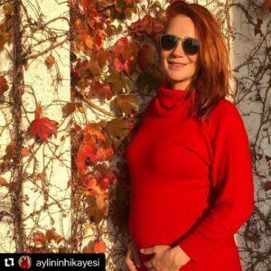 Aylin Aslım Instagram - İkinci yarı bambaşka başladı. 🤘🏻Buraları annelik ve bebek hikâyelerine boğmamak için eskiden seyahatlerimi paylaştığım @aylininhikayesi hesabında maceralarımı anlatacağım. #Repost @aylininhikayesi with @make_repost
・・・
Hayatın bana şu ana dek en büyük sürprizi, en güzel hediyesi bu.🎈Her gün hem şaşkın, hem minnettarım. Kendimi içinde buluverdiğim bu emsalsiz macerayı adım adım, olabildiğince kendim gibi paylaşacağım. 🤍 
📸: @selinbeskardes