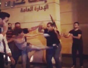 Aylin Aslım Instagram - Lübnan kendi Gezi’sini yaşıyor. Ülkedeki yoksullukla doğru orantıda artan yolsuzluk öyle boyutlara geldi ki, sonunda ufak bir kıvılcımla büyük bir öfkenin ateşini yaktı. Whatsapp aramalarından vergi almaya kalkan hükümet eminim şu an çok pişmandır çünkü ayaklanma bununla başladı. Haklarını savunmak için ayağa kalkan tüm cesur insanlara selam olsun! 🇱🇧
Standing in solidarity with all the brave people of Lebanon standing up for their rights, for a better country. ✌🏻
#lübnan🇱🇧 #lebanon🇱🇧 #lebanonprotests #beirut