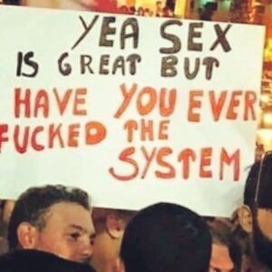 Aylin Aslım Instagram - Lübnan kendi Gezi’sini yaşıyor. Ülkedeki yoksullukla doğru orantıda artan yolsuzluk öyle boyutlara geldi ki, sonunda ufak bir kıvılcımla büyük bir öfkenin ateşini yaktı. Whatsapp aramalarından vergi almaya kalkan hükümet eminim şu an çok pişmandır çünkü ayaklanma bununla başladı. Haklarını savunmak için ayağa kalkan tüm cesur insanlara selam olsun! 🇱🇧
Standing in solidarity with all the brave people of Lebanon standing up for their rights, for a better country. ✌🏻
#lübnan🇱🇧 #lebanon🇱🇧 #lebanonprotests #beirut