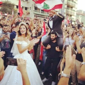Aylin Aslım Instagram - Lübnan kendi Gezi’sini yaşıyor. Ülkedeki yoksullukla doğru orantıda artan yolsuzluk öyle boyutlara geldi ki, sonunda ufak bir kıvılcımla büyük bir öfkenin ateşini yaktı. Whatsapp aramalarından vergi almaya kalkan hükümet eminim şu an çok pişmandır çünkü ayaklanma bununla başladı. Haklarını savunmak için ayağa kalkan tüm cesur insanlara selam olsun! 🇱🇧
Standing in solidarity with all the brave people of Lebanon standing up for their rights, for a better country. ✌🏻
#lübnan🇱🇧 #lebanon🇱🇧 #lebanonprotests #beirut