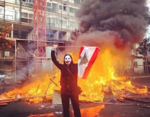 Aylin Aslım Instagram - Lübnan kendi Gezi’sini yaşıyor. Ülkedeki yoksullukla doğru orantıda artan yolsuzluk öyle boyutlara geldi ki, sonunda ufak bir kıvılcımla büyük bir öfkenin ateşini yaktı. Whatsapp aramalarından vergi almaya kalkan hükümet eminim şu an çok pişmandır çünkü ayaklanma bununla başladı. Haklarını savunmak için ayağa kalkan tüm cesur insanlara selam olsun! 🇱🇧
Standing in solidarity with all the brave people of Lebanon standing up for their rights, for a better country. ✌🏻
#lübnan🇱🇧 #lebanon🇱🇧 #lebanonprotests #beirut