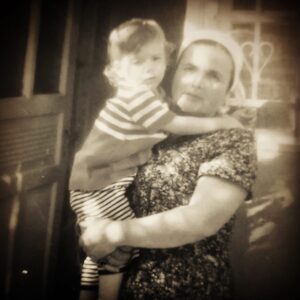 Aylin Aslım Instagram - Bugün tam 2 yıl olmuş sen gideli Zekiye’ciğim. Yine böyle pis, yağmurlu bir akşamdı. Bir yandan hiç gitmemişsin gibi içimdesin; şakalarımda, ona buna saydırmalarımda, kasımpatılarda ve Kasım ayında bile etrafımda dolanan sarı-beyaz kelebeklerdesin. Bir yandan da korkuyorum, zamanla sanki hiç yaşamamış gibi uzaklaşacak mısın diye. Bir gün yine buluşursak hemen yatacağım kucağına, “Seni çok seviyorum” diyeceğim. Biraz durup, “Ben daha çok” diyeceksin sen de. Ben iyiyim, merak etmeyesin.