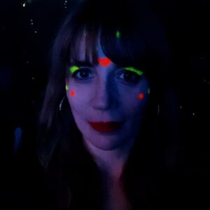 Aylin Aslım Instagram - 3 güne 3 şehir 2 konser sığdırıp son uçakla eve döndüm. 20 yaşımdan beri yaptığım işi yapıp oğluma, yeni hayatıma döndüm. Çok uzun zaman sonraki ilk solo 3 günümdü, oğlum karnımda yaşamaya başladıktan sonraki ilk ayrılığımızdı. Giderken havaalanına adım attığım andan itibaren şunu düşünmeye başladım: İyi ki anne oldum, oğlumu çok seviyorum. Peki anne olmasaydım eksik kalmış, hayatı ıskalamış biri mi olacaktım? Cevabım HAYIR. Daha kız çocuğuyken kulağımıza üflenmeye başlanan “Büyüyünce sen de anne olacaksın” “Her kadın mutlaka anneliği tatmalı” gibi yavaş salınımlı bir zehir var; her kadını içten içe, ince ince güçten düşüren, muhakemesini bulandıran. Zaman geçtikçe benim de dengemi bozdu bu “Senin de bir çocuğun olamadı”larla gelen hayattaki “esas” misyonunu tamamlayamama korkusu. Okuduğum, inandığım, benimsediğim her şey bunun böyle olmadığını söylese de bu duygu yanımda hep bir gölge gibi dolaştı. Yaşamadan anlaşılamayacak bir şeyin eksikliğini kavramak da, bu duygunun doğruluk payını biçmek de imkânsız olduğu için en nihayetinde bu sesi 40’ların başında içten ve dıştan “engelledim” ve rahatladım. Bundan kısa bir süre sonra oğlum gelmek istedi, iyi ki de geldi hayatıma💙 Peki gerçekten her kadın anneliği tatmalı mı? Bir kere annelik tadılacak, tadına bakılacak bir şey değil. Event Horizon gibi bir şey. Öteki tarafa geçtin mi, eski hayatına dönmek diye bir şey yok. Müthiş şeyler başarmış kadınlar tanıyorum, devbombamüthiş işler başarmamış ama hayatını ve dünyasını güzelleştirmiş harika kadınlar da. Çocuksuz hayatı seçmiş, ya da olaylar öyle geliştiği için çocuk yapmamışlar. Onların illa da anne olup böylesi bir değişimle daha mutlu olacaklarından hiç emin değilim mesela. Evet, anneliğin her kadına mutluluk getirmeyebileceğini söylemeye cüret ediyorum. Annelik biricik, muadili olmayan bir duygu, ama çocuksuz olmak da eksiklik değil, tuhaf ve ayıp değil. Elbet kendimizi bütünlemek, aidiyet hissetmek ihtiyacındayız bu hayatta, ama şu an öbür taraftan bildiriyorum: Hayatlarımız zaten değerli, ona anlam katacak olan da yine ve her daim kendimiziz, çocuğumuz değil. Aksini söyleyenlerden kendinizi koruyun kızkardeşlerim.💌