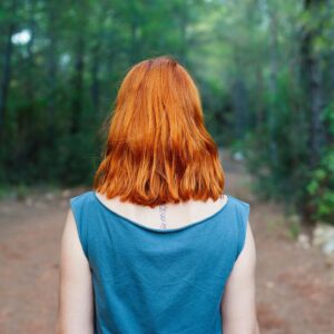 Aylin Aslım Instagram - Bir yol var önümde. Onu seçersem aynı kişi olmayacağım sanki artık. Ormana doğru gitmem lazım, ama oraya giden tek kapı mavi kadifelerle kaplı bir odadan geçiyormuş. O odada her ne olursa, o kapı ona göre bir yere açılıyormuş, bana orman çıkmış. Hep istediğim gibi. Yalnız değilim o odada; sadece en sevdiklerim ve şarkılar var. Onlar uğurluyormuş beni ormana. 
14 Aralık 2019 gecesi bana unutulmaz bir gece yaşattınız, orada olanlar ve kalpleriyle orada olanlar; etkisinden günlerce çıkamadım. Çok şey düşündüm. Beni gittikçe mutsuz eden ve kaçtığım birçok şeyin korkusuyla çıktığım o sahneye en sevdiklerimin gözlerine bakarak çıktım; paha biçilemez buna, biçilemez asla. 20 yıl içinde kenara yazdığım hikâyeler diyeceğim şarkılarımın olabilecek en yalın haliyle oradaydım, en sevdiklerimle. “Acaba dinlerler mi, kendi aralarında konuşurlarsa ne yaparım, telefonlara dalıp giderlerse” gibi sonu gelmez soruları susturdunuz- konserin başından sonuna dek. Hiç unutamayacağım kadar güzel bir seyirciydiniz. Sayenizde #maviodaşarkıları nı devam ettirecek istek ve güce sahibim şu an.  İyi ki varsınız. 💙🕊 Yeni tarihler şimdilik şöyle: 
10 Ocak 2020 Cuma - Sabancı Müzesi İST
17 Ocak 2020 Cuma- 6:45 ANKARA
22 Şubat 2020- The Wall Kadıköy İST
26 Mart 2020 - Babylon İSTANBUL

İlk konserin heyecanıyla teşekkür etmekte geciktiğim, bu aklımdan hiç çıkmayan büyülü fotoyu birkaç yıl önce çeken sevgili @manyetikbant a benim için çok özel bu konser serisinin görsel ilhamı olduğu için kalpten teşekkür ediyorum tekrar. Elbette maharetli elleriyle beni güzelleştiren makyaj için sevgili @fekubra ‘ya ve “hikâyem için tasarlansa bu kadar” uyar elbise için peri kızı @boopalaofficial ‘a da 💙 . Diğer fotolar için ise teşekkürlerim @selinbeskardes , @ilkeraksungar , @caglan_tekil , @sinemdonmez ve @edihim ‘e 🤍🕊
