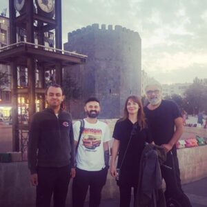 Aylin Aslım Instagram - 3 güne 3 şehir 2 konser sığdırıp son uçakla eve döndüm. 20 yaşımdan beri yaptığım işi yapıp oğluma, yeni hayatıma döndüm. Çok uzun zaman sonraki ilk solo 3 günümdü, oğlum karnımda yaşamaya başladıktan sonraki ilk ayrılığımızdı. Giderken havaalanına adım attığım andan itibaren şunu düşünmeye başladım: İyi ki anne oldum, oğlumu çok seviyorum. Peki anne olmasaydım eksik kalmış, hayatı ıskalamış biri mi olacaktım? Cevabım HAYIR. Daha kız çocuğuyken kulağımıza üflenmeye başlanan “Büyüyünce sen de anne olacaksın” “Her kadın mutlaka anneliği tatmalı” gibi yavaş salınımlı bir zehir var; her kadını içten içe, ince ince güçten düşüren, muhakemesini bulandıran. Zaman geçtikçe benim de dengemi bozdu bu “Senin de bir çocuğun olamadı”larla gelen hayattaki “esas” misyonunu tamamlayamama korkusu. Okuduğum, inandığım, benimsediğim her şey bunun böyle olmadığını söylese de bu duygu yanımda hep bir gölge gibi dolaştı. Yaşamadan anlaşılamayacak bir şeyin eksikliğini kavramak da, bu duygunun doğruluk payını biçmek de imkânsız olduğu için en nihayetinde bu sesi 40’ların başında içten ve dıştan “engelledim” ve rahatladım. Bundan kısa bir süre sonra oğlum gelmek istedi, iyi ki de geldi hayatıma💙 Peki gerçekten her kadın anneliği tatmalı mı? Bir kere annelik tadılacak, tadına bakılacak bir şey değil. Event Horizon gibi bir şey. Öteki tarafa geçtin mi, eski hayatına dönmek diye bir şey yok. Müthiş şeyler başarmış kadınlar tanıyorum, devbombamüthiş işler başarmamış ama hayatını ve dünyasını güzelleştirmiş harika kadınlar da. Çocuksuz hayatı seçmiş, ya da olaylar öyle geliştiği için çocuk yapmamışlar. Onların illa da anne olup böylesi bir değişimle daha mutlu olacaklarından hiç emin değilim mesela. Evet, anneliğin her kadına mutluluk getirmeyebileceğini söylemeye cüret ediyorum. Annelik biricik, muadili olmayan bir duygu, ama çocuksuz olmak da eksiklik değil, tuhaf ve ayıp değil. Elbet kendimizi bütünlemek, aidiyet hissetmek ihtiyacındayız bu hayatta, ama şu an öbür taraftan bildiriyorum: Hayatlarımız zaten değerli, ona anlam katacak olan da yine ve her daim kendimiziz, çocuğumuz değil. Aksini söyleyenlerden kendinizi koruyun kızkardeşlerim.💌