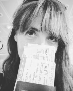 Aylin Aslım Instagram - Son solo seyahatim sanırım 2,5 yıl önceydi. Pandemiden önce. Annelikten sonra ilk kez çocuksuz gidiyorum bir yere. Aaa nasıldı ya, n’apıyoduk şimdi?
Ayda yürüyor gibiyim, hem boşlukta hem hafif. Biraz özgür. 8 tane çantam yok filan. Ama havaalanında Orman yaşında çocuklar bana gelip gelip gülümsüyorlar. Alnımda ANNE mi yazıyor lan artık yoksa? Belki de sadece bebelerin gördüğü bir tabeladır. Kahveme adımı “Aydın” yazmadılar, hayret. Bu iyi bir işaret. Israrla Fatma Mediha Şentürk anons ediliyor, türkücü müydü o? Karşımda Rus bir oğlan çocuğu annesinin kucağında “Nyet! Nyet!” diye itiraz ediyor bir şeye, üzgün. Babasından ayrıldı belki. Annesinin gözünden bir yaş süzülmeye başlıyor. Ya yapmayın, ben ne güzel konsere gidiyorum Diyarbakır’a. Hüzün, davay kardeşim bak işine.