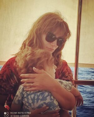 Aylin Aslım Instagram - Dünyanın halinden endişe etmediğim az zaman olmuştur şu hayatta, ama şimdiki bambaşkaymış. Seni bu dünyanın gittiği yerden koruyamam belki ama, elimden geleni yaptığımı ve çok sevildiğini bilecek kadar güvenmeni sağlayabilirim oğlum. 💙
📸: @yeldatahtaisleyen