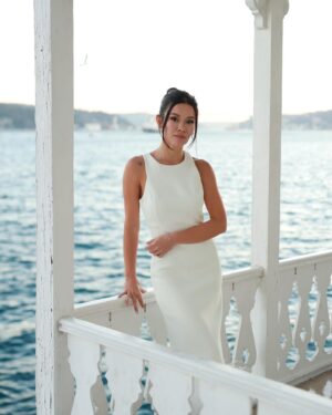 Aylin Engör Instagram - İyi dilekte bulunan herkese çok teşekkür ederim🤍 2023 kötü başladı, güzel bitiyor. Umarım herkes için 2024 güzelliklerin çok daha fazla olduğu bir yıl olur😇🙏🏻
📸 @omercanik