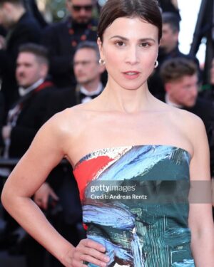 Aylin Tezel Instagram - Bonsoir @festivaldecannes ✨

Styled by @malaikaland in @malaikaraiss dress and jewelry & @aeyde shoes & bag by Bottega Veneta via @vestiaireco 

Photo slide 1 & 2: Kurt Krieger